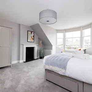 Dragon - Centre Castle View 1 Bed Apartment